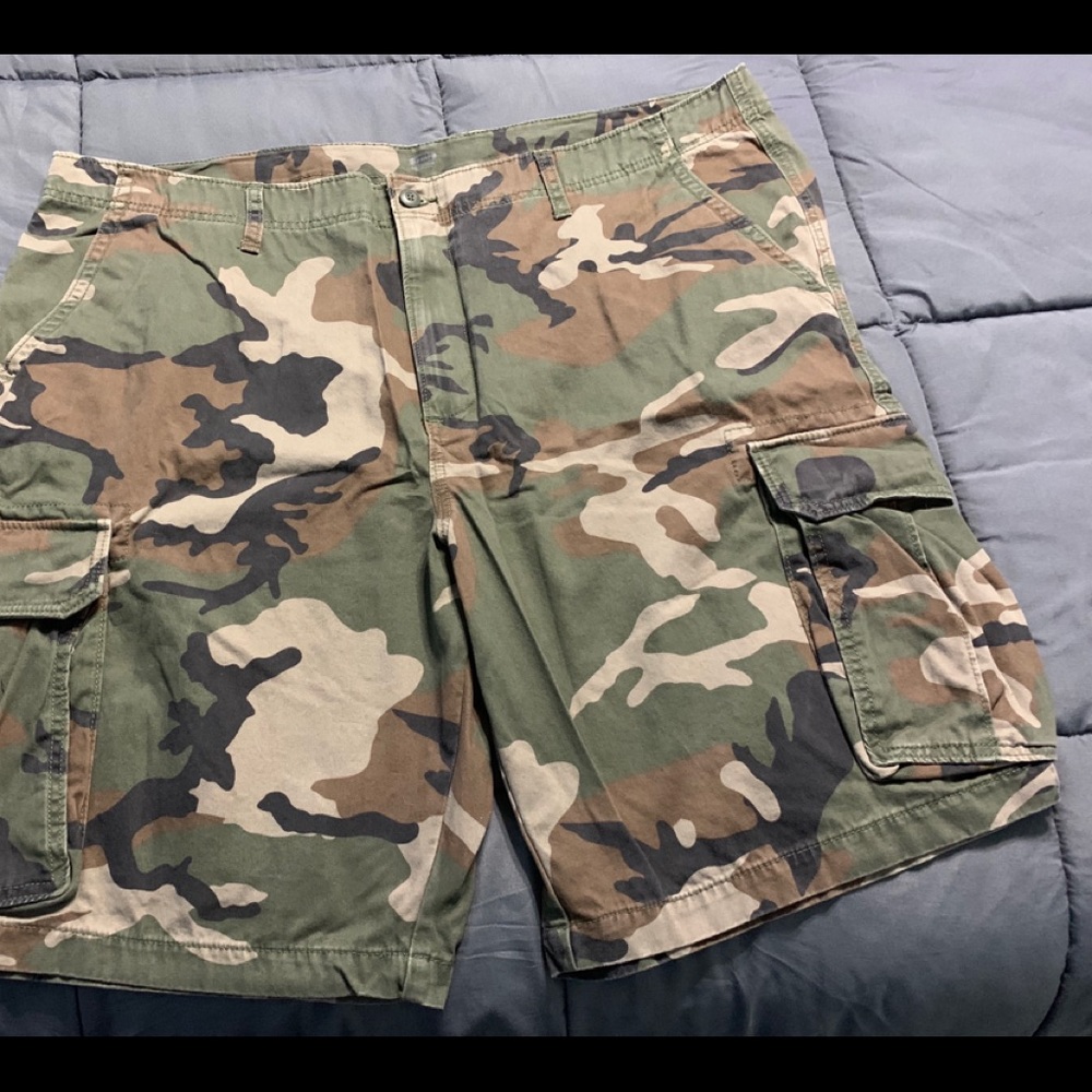 Old Navy camo cargo shorts.pre owned men’s size 46